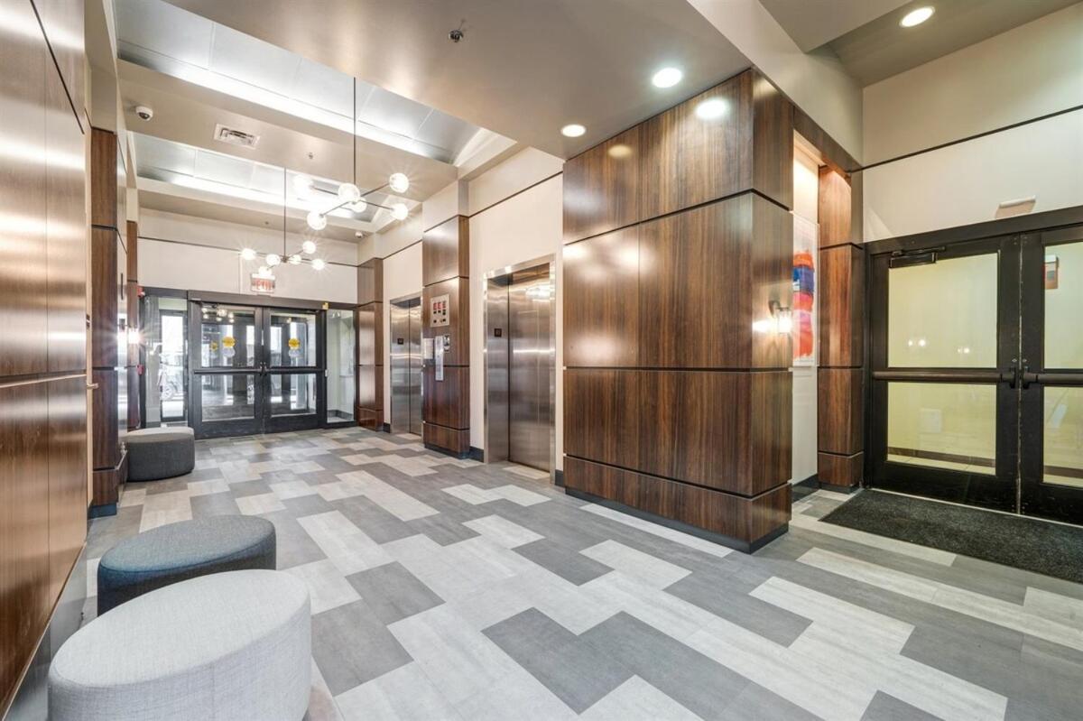 Modern Chic Heart Of 24-7 Parking Gym Lounge Apartment *