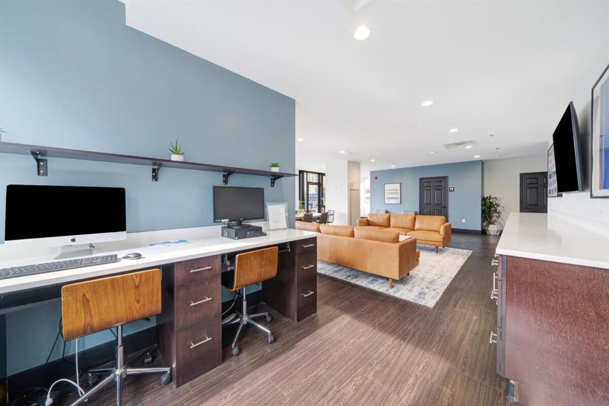 Apartment Modern Chic Heart Of 24-7 Parking Gym Lounge *